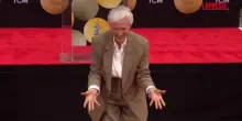 Glenn Close premiata al TCL Chinese Theatre di Los Angeles: le sue impronte (e del suo cane) nel cemento