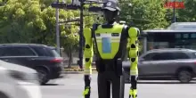 Cina, squadra di vigili-robot dirige il traffico durante le feste dell1 maggio