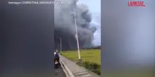 Filippine, il vulcano Mayon erutta e copre il cielo con cenere e detriti