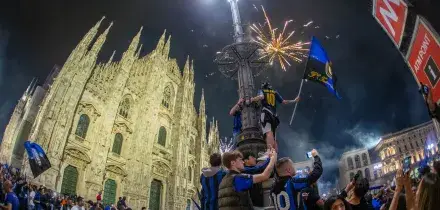 Inter Campione d&rsquo;Italia, la festa Scudetto in campo e a piazza Duomo: le foto della serata