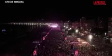Show di Shakira a Copacabana: drone mostra la folla immensa sulla spiaggia di Rio
