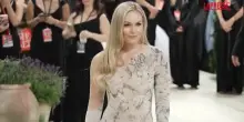 Met Gala 2026, Lindsey Vonn aiutata a salire la scala del Museum of Art di New York