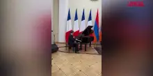 Armenia, Emmanuel Macron canta La Boh&egrave;me di Charles Aznavour