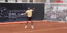 Internazionali Roma 2026, Djokovic si allena a Piazza del Popolo: tifosi in delirio per il serbo
