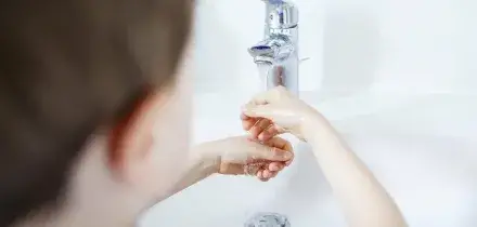 Mani pulite contro virus e batteri, quante volte al giorno lavarle