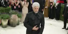 Met Gala 2026, Bad Bunny si presenta in versione &ldquo;anziano&rdquo;