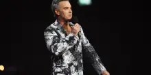 Robbie Williams e il dente rotto: il racconto sui social