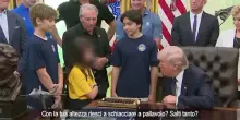 Trump scherza sullaltezza di una piccola pallavolista: "Riesci a schiacciare? Il calcio potrebbe essere meglio"