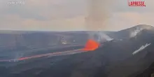 Hawaii, il vulcano Kilauea torna a ribollire: i getti di lava sul cratere