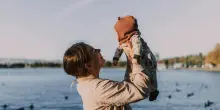 Solo il 58,2% delle madri con figli piccoli lavora, l&rsquo;allarme nel report di Save The Children