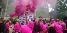 Biennale Venezia 2026, Pussy Riot e Femen protestano contro il Padiglione russo: &ldquo;Mosca uccide&rdquo;