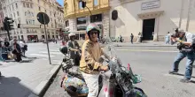 Fiorello show in via del Tritone, la &lsquo;carrambata&rsquo; in Vespa al Messaggero