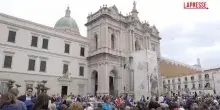 Papa Leone XIV in visita a Pompei, lemozione dei fedeli: "Un regalo essere qui"