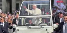 Papa Leone XIV a Napoli, larrivo in piazza del Plebiscito accolto da 30mila fedeli