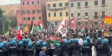 Biennale Arte, scontri tra polizia e manifestanti al corteo pro Pal
