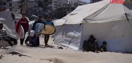 Gaza, la passione oltre la devastazione: un gruppo di ragazzi fa surf tra le onde della Striscia