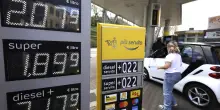 Carburanti, taglio delle accise prorogato fino al 22 maggio: l&rsquo;annuncio del Mef