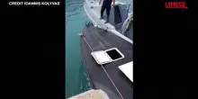 Grecia, drone marino militare al largo della costa: pescatori lo portano a riva