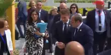 Macron arriva in Egitto, lo accoglie Al-Sisi