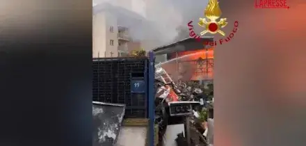Settimo Torinese, incendio in un magazzino: al lavoro 20 squadre dei vigili del fuoco