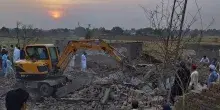 Pakistan, autobomba vicino a posto di blocco: 15 morti