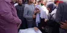 Gaza, due persone uccise in un nuovo attacco israeliano: in centinaia ai funerali
