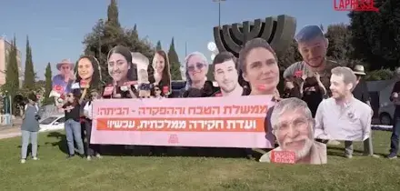Israele, proteste davanti alla Knesset: in piazza i parenti delle vittime del 7 ottobre