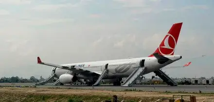 Aereo di Turkish Airlines prende fuoco durante l&rsquo;atterraggio in Nepal