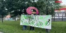 Torino, protesta contro Vannacci: &ldquo;Folgorato&rdquo;, lo striscione in testa al corteo