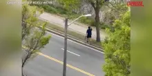 Usa, un uomo spara sulle auto in corsa con un fucile d&rsquo;assalto