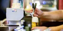 Germania, un italiano ubriaco scambia barista per la zia e pretende soldi: arrestato