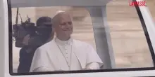 Il 13 maggio 1981 lattentato a Wojtyla, Papa Leone prega su luogo dove fu colpito