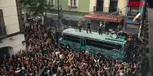 U2, mini show su uno scuolabus a Citt&agrave; del Messico per girare il video del nuovo singolo