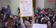Argentina, decine di migliaia in piazza contro i tagli alle universit&agrave; pubbliche