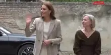 Kate a Reggio Emilia visita il centro di riciclaggio creativo Remida