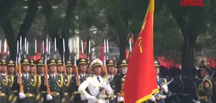 Cina-Usa, Xi Jinping e Trump alla sfilata della guardia donore militare