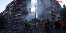 Ucraina, soccorritori tra le macerie a Kiev dopo gli attacchi russi: decine i feriti