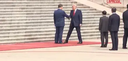 Cina-Usa, l&rsquo;arrivo di Trump a Pechino e la stretta di mano con Xi Jinping