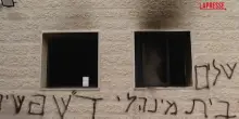 Cisgiordania, coloni incendiano una moschea