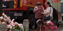 Ucraina, Kiev piange le vittime del raid russo: fiori e lacrime tra le macerie