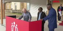 Re Carlo III &ldquo;DJ per un giorno&rdquo; a Buckingham Palace, festa per The King&rsquo;s Trust