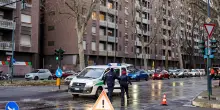 Auto investe coppia a Milano, morto marito e moglie gravissima