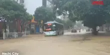 Cina, piogge torrenziali nel Sud-Est: le strade diventano dei fiumi in piena