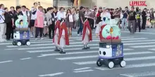 Corea del Sud, monaci robot sfilano nella parata per il compleanno di Buddha
