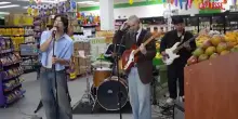 Usa, diventa virale il Fiesta Fresh Market: il supermercato che si trasforma in palco per band emergenti