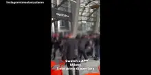 Swatch: lunghe file per accaparrarsi nuovo orologio, a Milano ressa e lancio sedie
