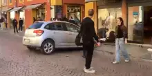 Modena, auto falcia una decina di persone: ci sono feriti gravi