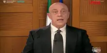 Crozza imita Crosetto confuso: &ldquo;Prima investiamo in armi e poi facciamo gli asili&rdquo;