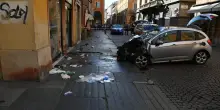 Modena, auto travolge pedoni in centro, 4 feriti gravissimi. Autista bloccato dai passanti