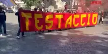 Roma, a Testaccio tifosi romanisti festeggiano la vittoria nel derby